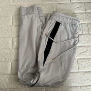White American Eagle Joggers with Zipper Pockets